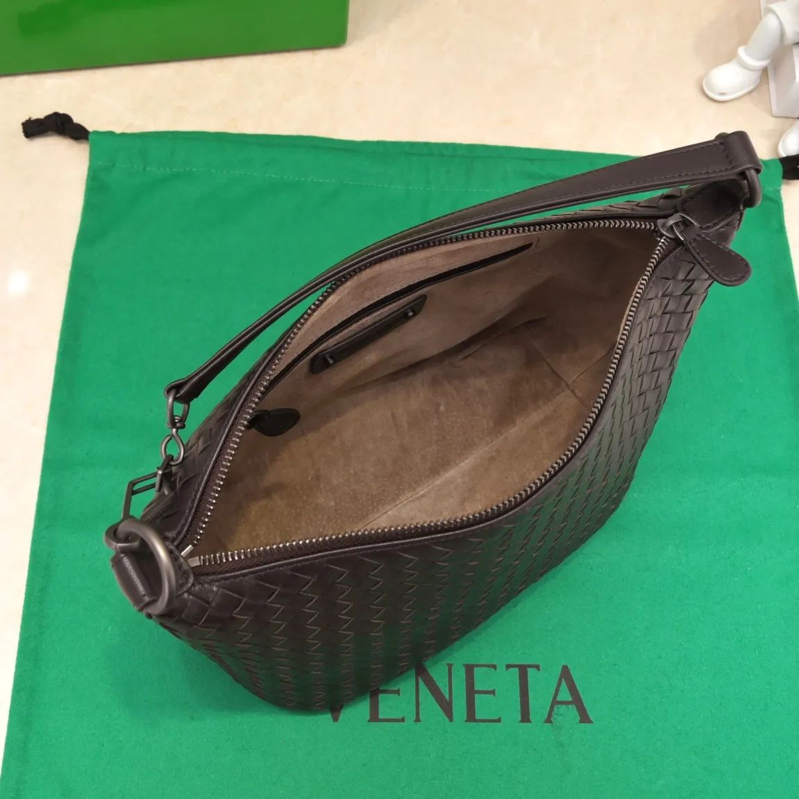 Batch 1260 BV classic women's hand-held shoulder crossbody bag, made of imported sheepskin purely hand-woven, lined with pigskin, equipped with original matte hardware, with long shoulder straps that can be adjusted in length, impeccable workmanship, top-notch craftsmanship, focusing on high-end quality, the first choice for product identification, real-life pictures 👉🏻The color is great👍 Size: 28*18*14 Model: 9843